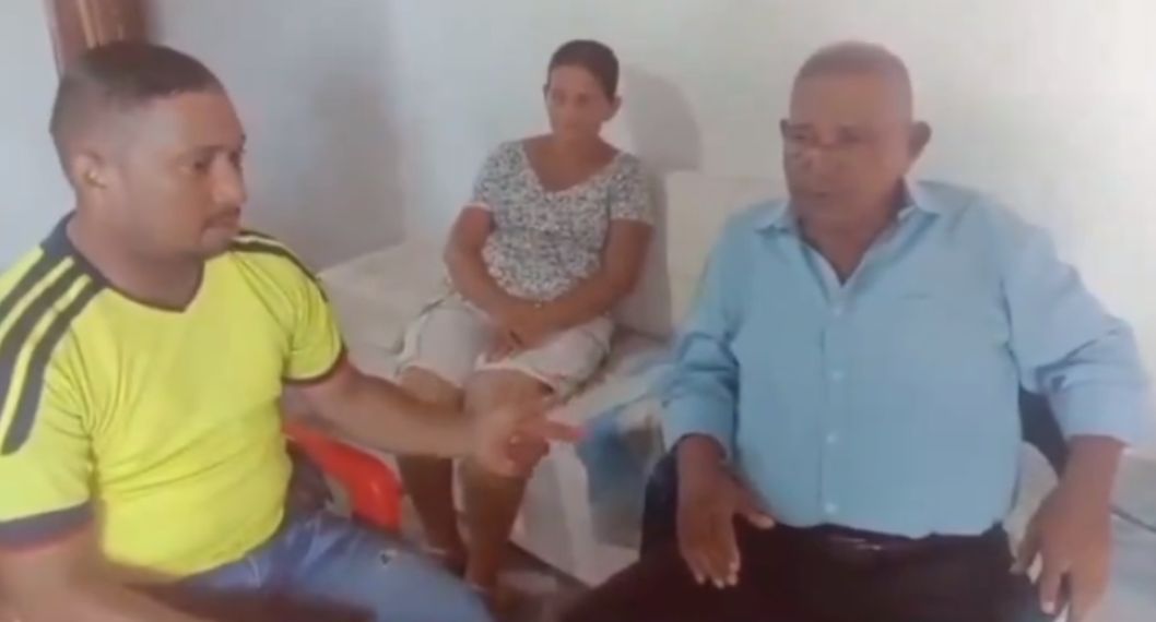 Momento en el que un hijo saca particular disculpa por haber golpeado a su padre en Soledad, Atlántico. Video se hizo viral