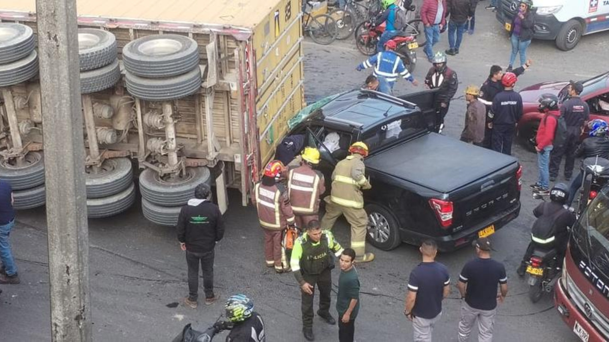Tractomula se volcó sobre camioneta en Siberia y afecta movilidad por Calle 80, salida de Bogotá: detalles y videos