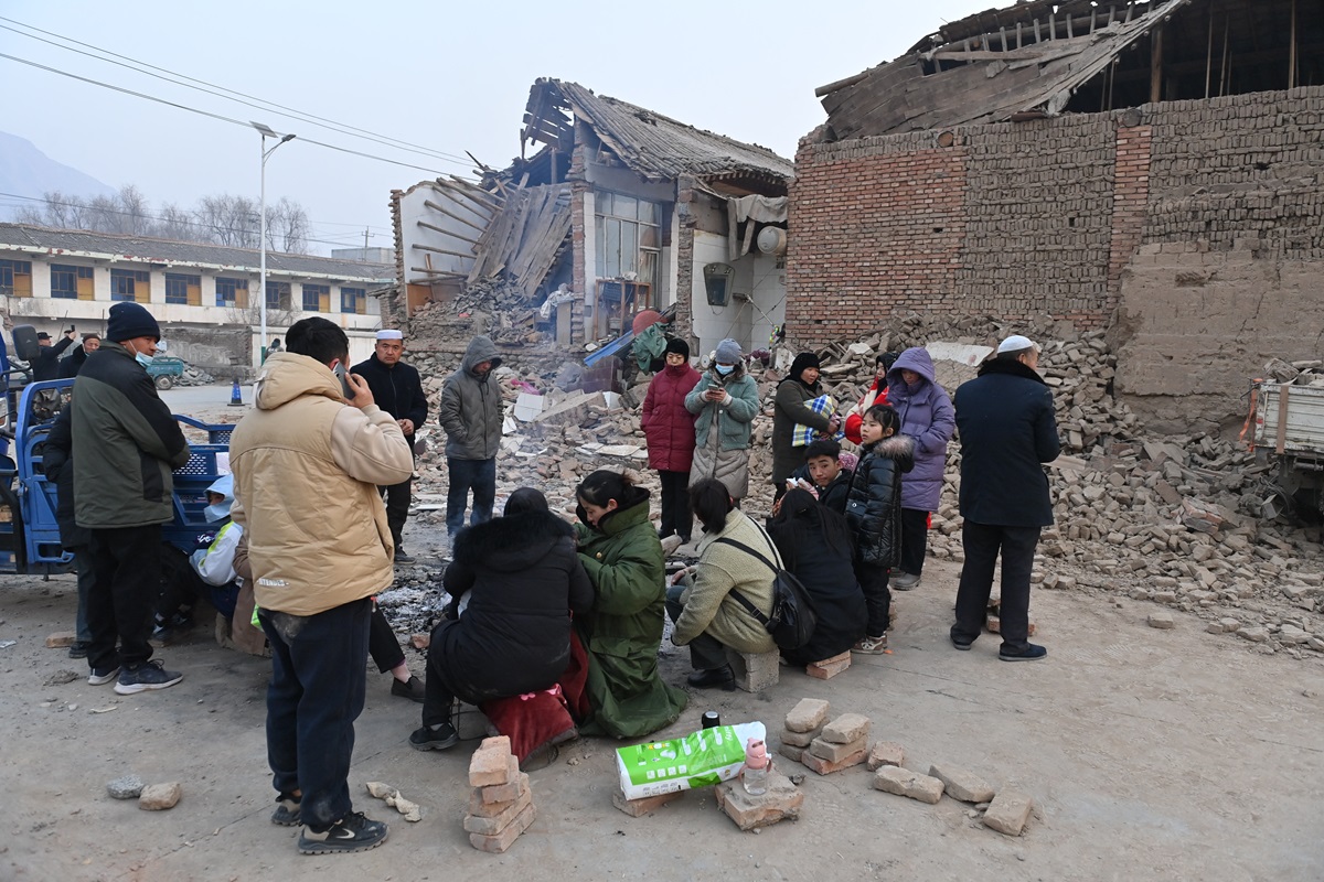 Por temblor en China que deja 118 muertos, intensa búsqueda de sobrevivientes