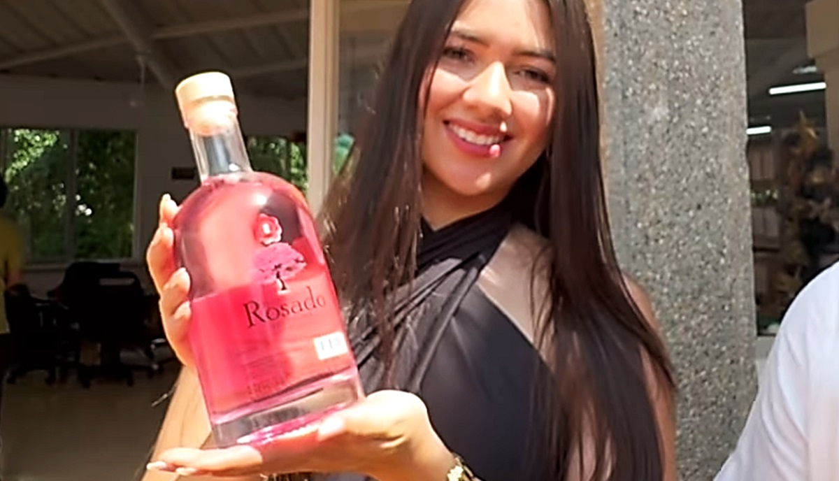 Aguardiente Rosado: dónde lo venden y cómo comprar una botella en Colombia.