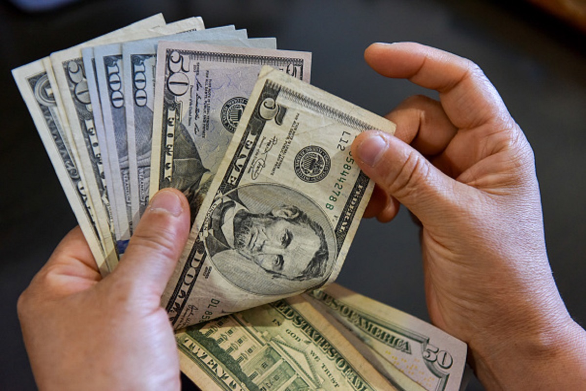 Casas de cambio dan dólares desde $ 3.943: remesas al país son clave