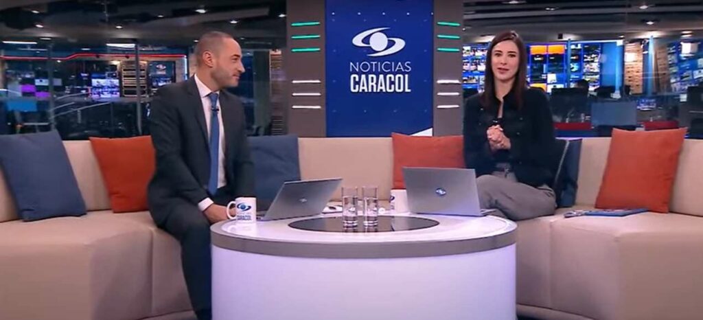 Noticias Caracol en la mañana, con presentadores en sofá. / Captura de pantalla Noticias Caracol