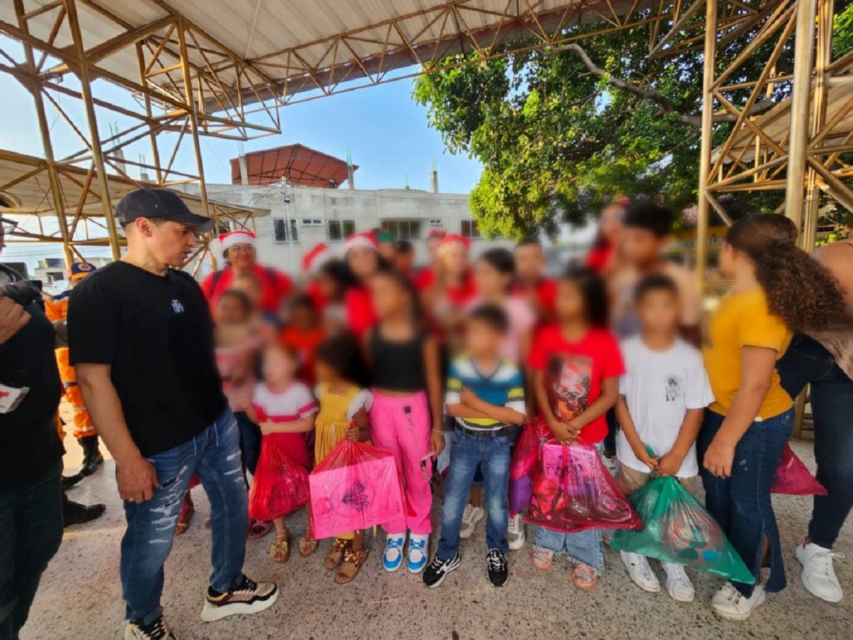 El cantante Jorge Celedón cumplió la cita de todos los años en Villanueva, La Guajira, su pueblo, y dio regalos a todos los niños.