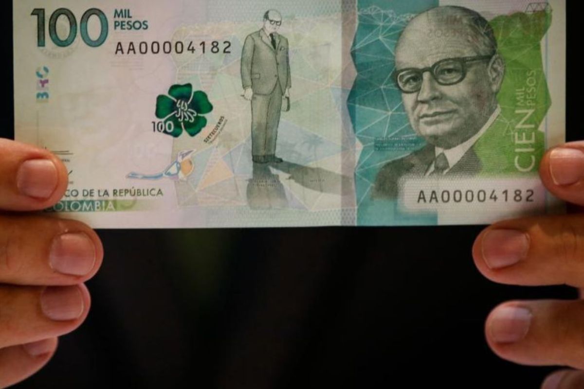 Foto de un billete de 100.000 pesos colombianos, a propósito de billetes falsos y cómo detectarlos
