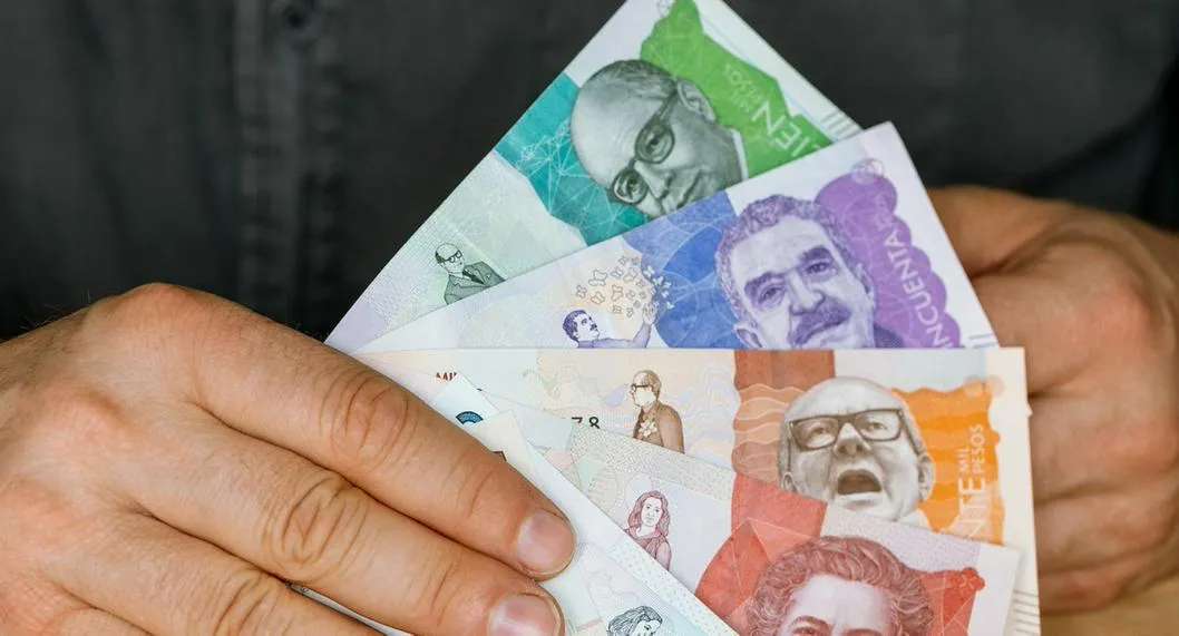 Foto de dinero colombiano en nota de que en salario mínimo en Colombia 2024, pensionados lanzaron nueva propuesta sobre aumento.