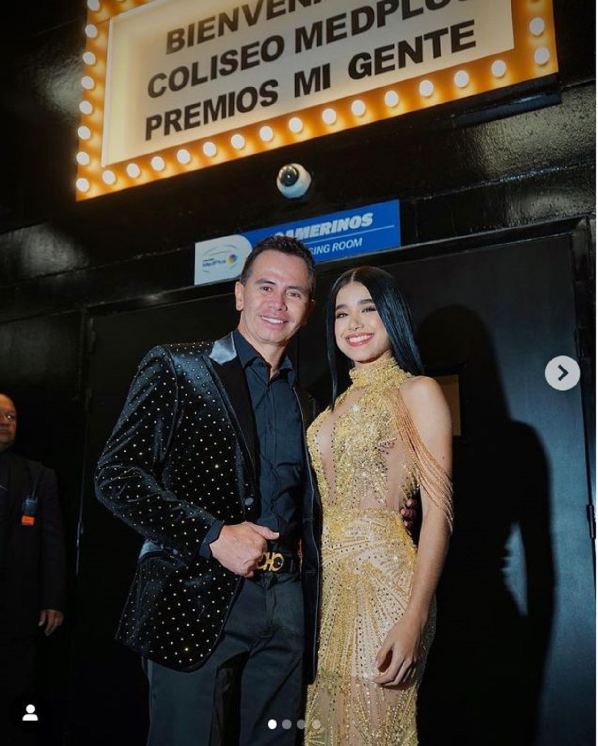 Jenny López, pareja del cantante Jhonny Rivera, desató críticas en redes sociales por foto en traje de baño y seguidores la defendieron a capa y espada.