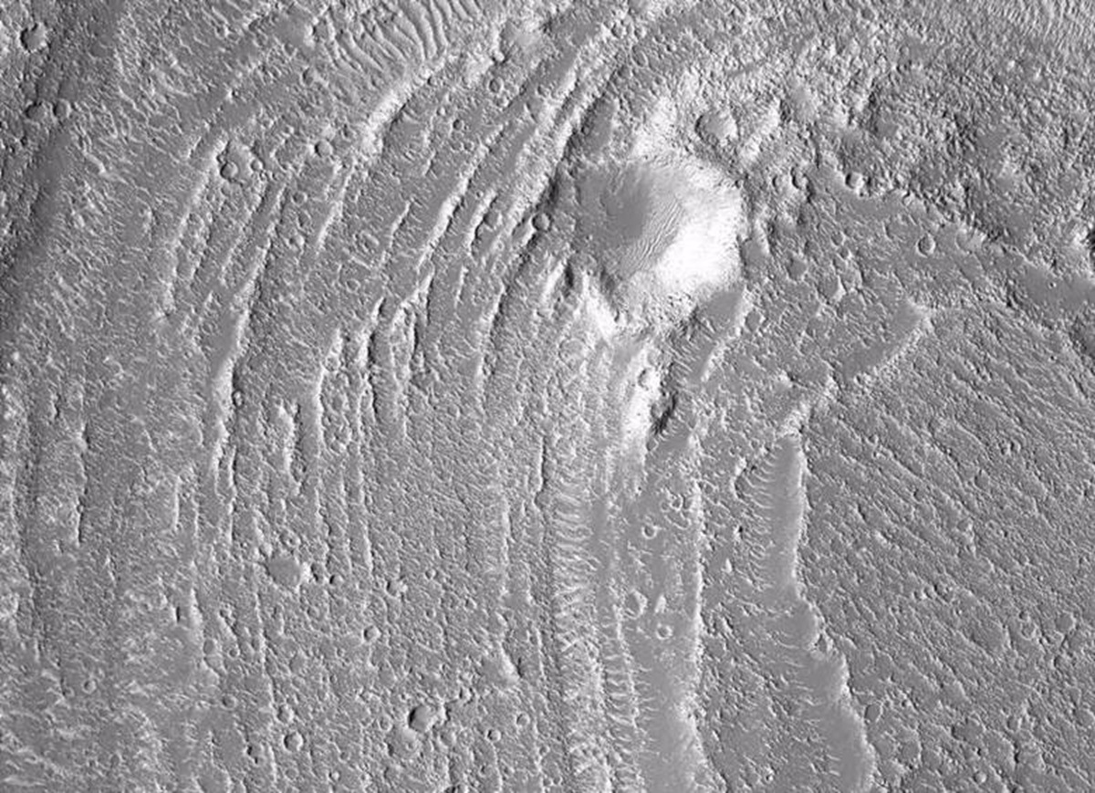 Una foto de la Nasa permitió observar grandes surcos tallados por el agua en Marte.
