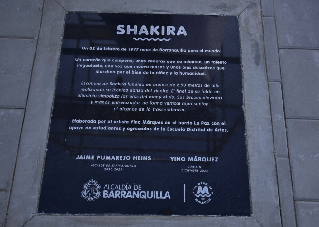 Placa de la estatua de Shakira. Foto: @alcaldiadebarranquilla