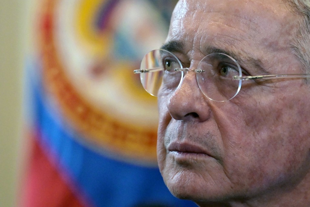 El expresidente Álvaro Uribe Vélez, cuyo proceso por presunta manipulación de testigos no precluye.