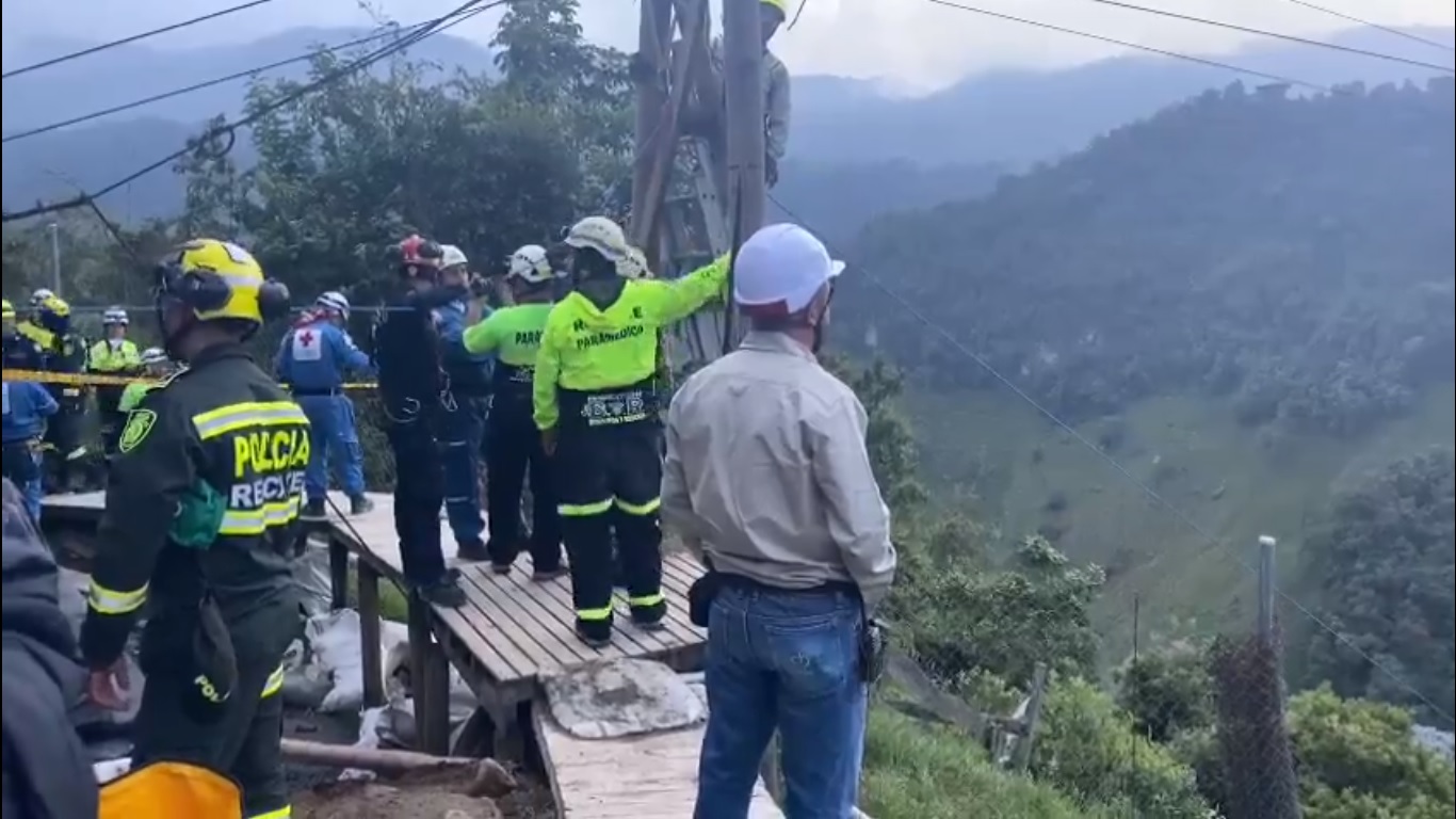 Organismos de socorro atendiendo emergencia en cable aéreo de Villamaría, Caldas.