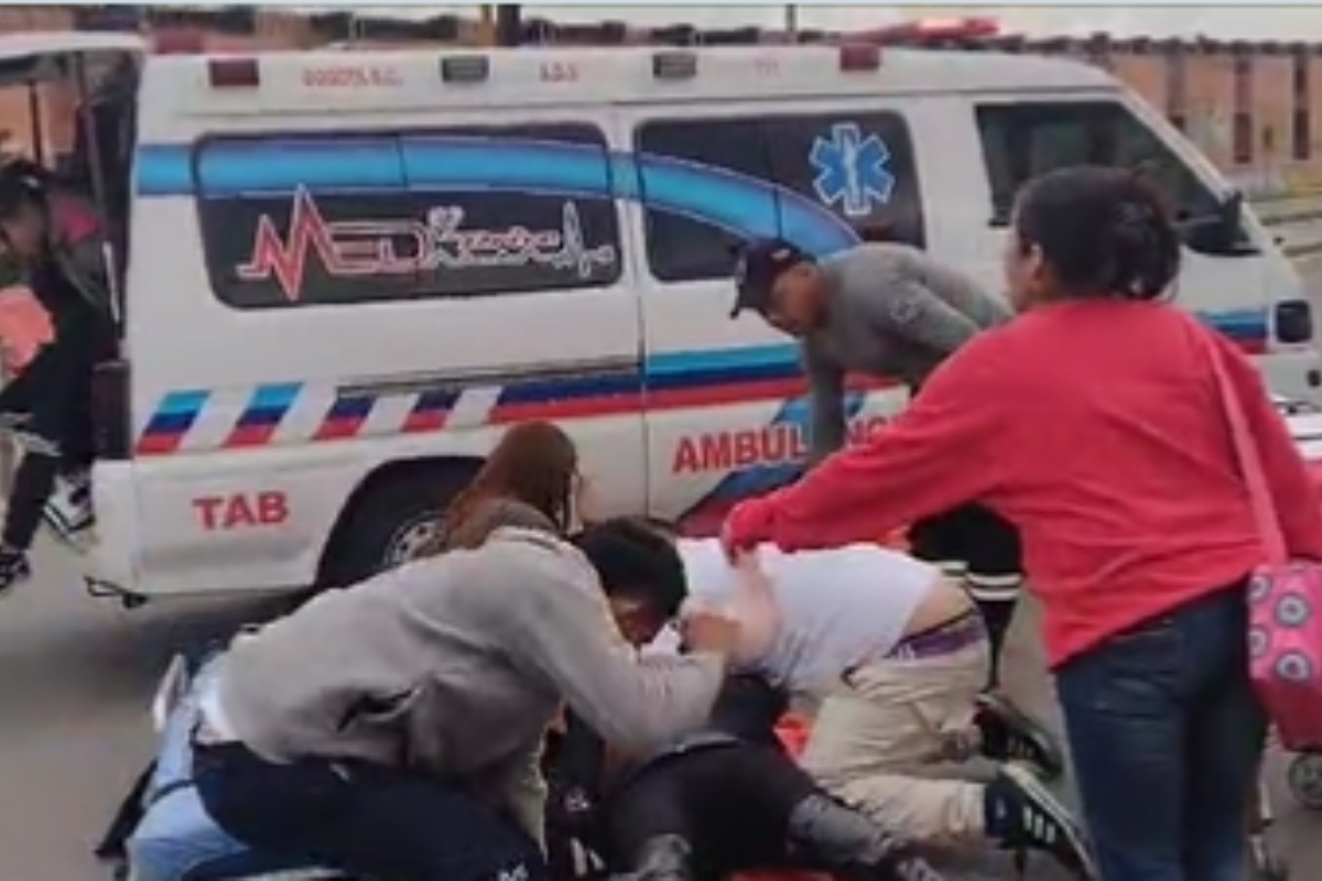 Paramédicos de ambulancias en Bogotá se pelearon por atender a joven herido en accidente. El paciente quedó en medio de la pelea sin recibir atención. 