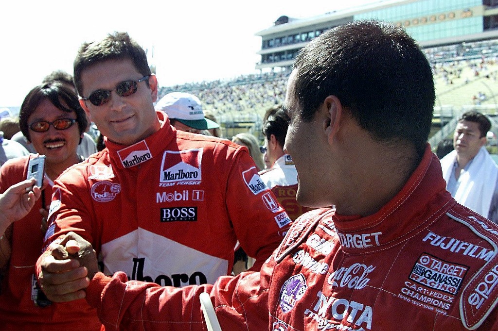 Gil de Ferran saluda a Juan Pablo Montoya en una carrera de la fórmula Cart en Homestead, Miami.