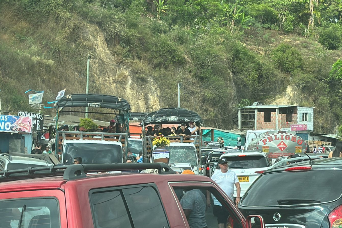 Caos en la vía Pescadero que conduce a Bucaramanga. Borrachos armaron fiesta y no dejan pasar a los vehículos por esta carretera. 