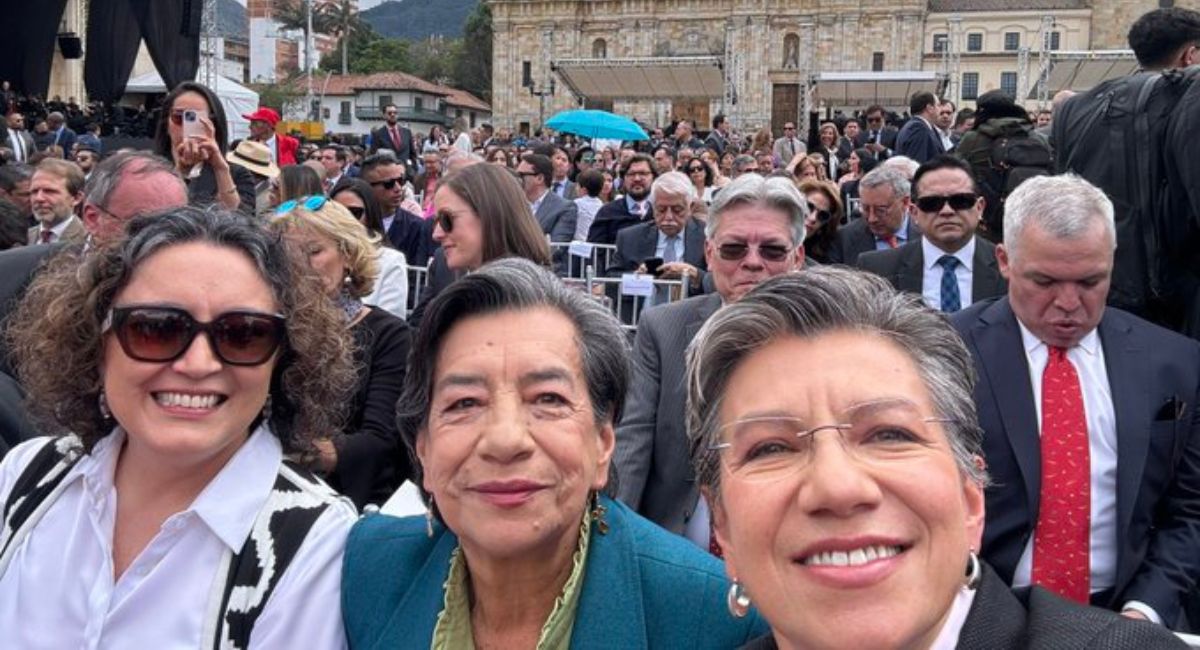 Posesión Carlos Fernando Galán hoy: Claudia López llegó a la Plaza de Bolívar acompañada de su esposas, Angélica Lozano, y su madre, María Hernández.