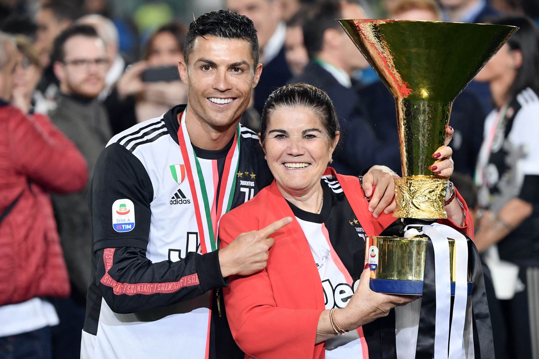 Cristiano Ronaldo le celebró el cumpleaños a su mamá.