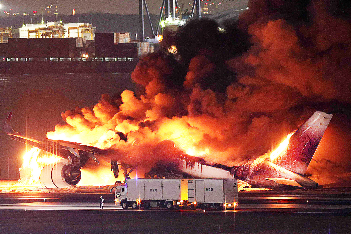 Avión chocó contra otra aeronave y se incendió en el aeropuerto de Tokio, Japón. En el aparato viajaban cerca de 400 pasajeros, los cuales fueron evacuados