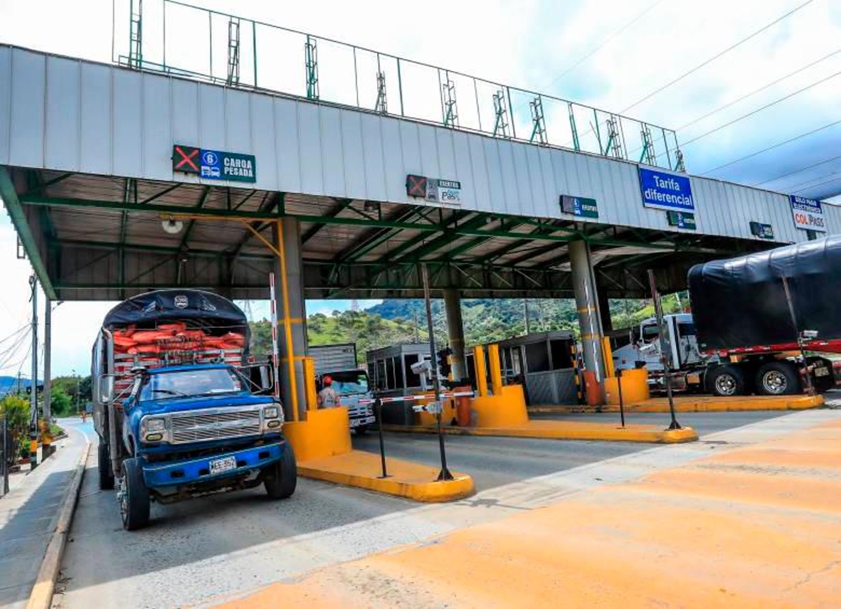 Así quedaron los precios de los peajes y la gasolina en Colombia iniciando 2024: conductores ya sienten el golpe en el bolsillo. Vea los detalles.