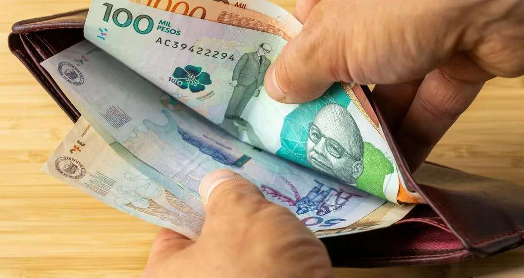 Foto de dinero de Colombia, en nota de qué es cuesta de enero, cómo afecta a los colombianos y qué hacer para enfrentarla en 2024