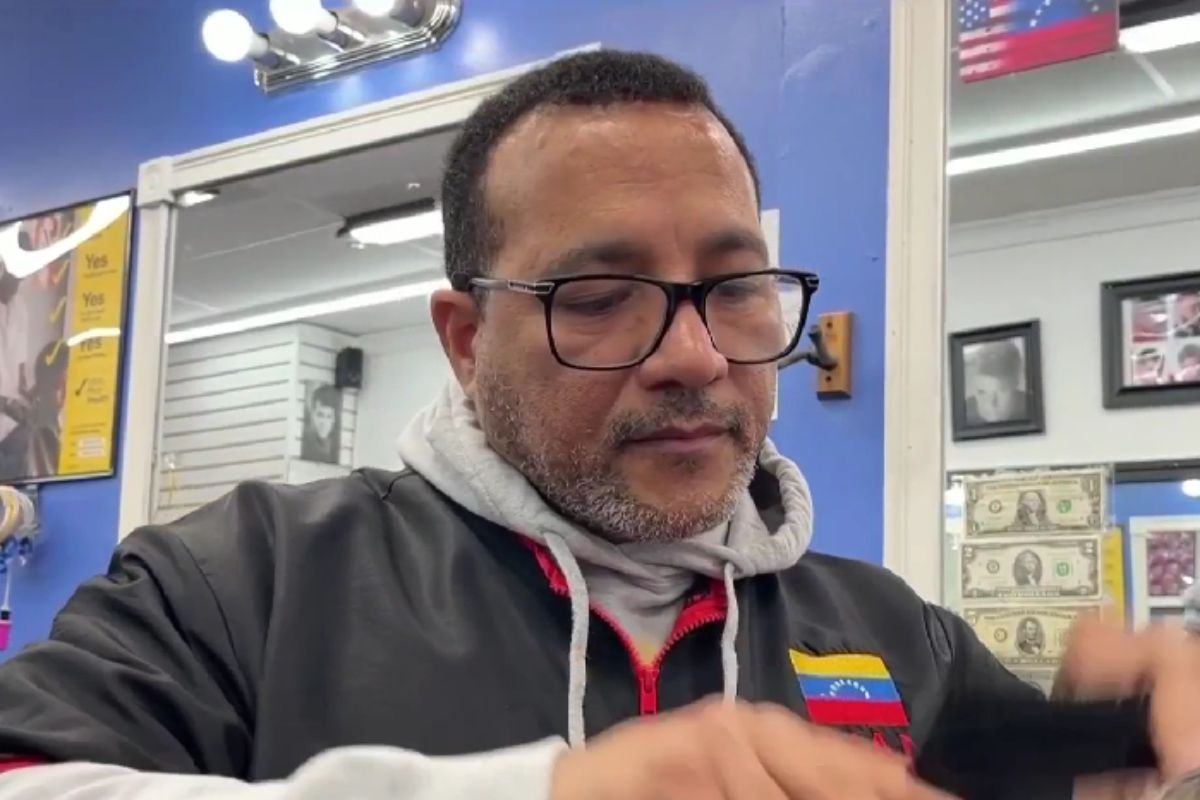 Barbero regala cortes a inmigrantes venezolanos que llegan a Estados Unidos