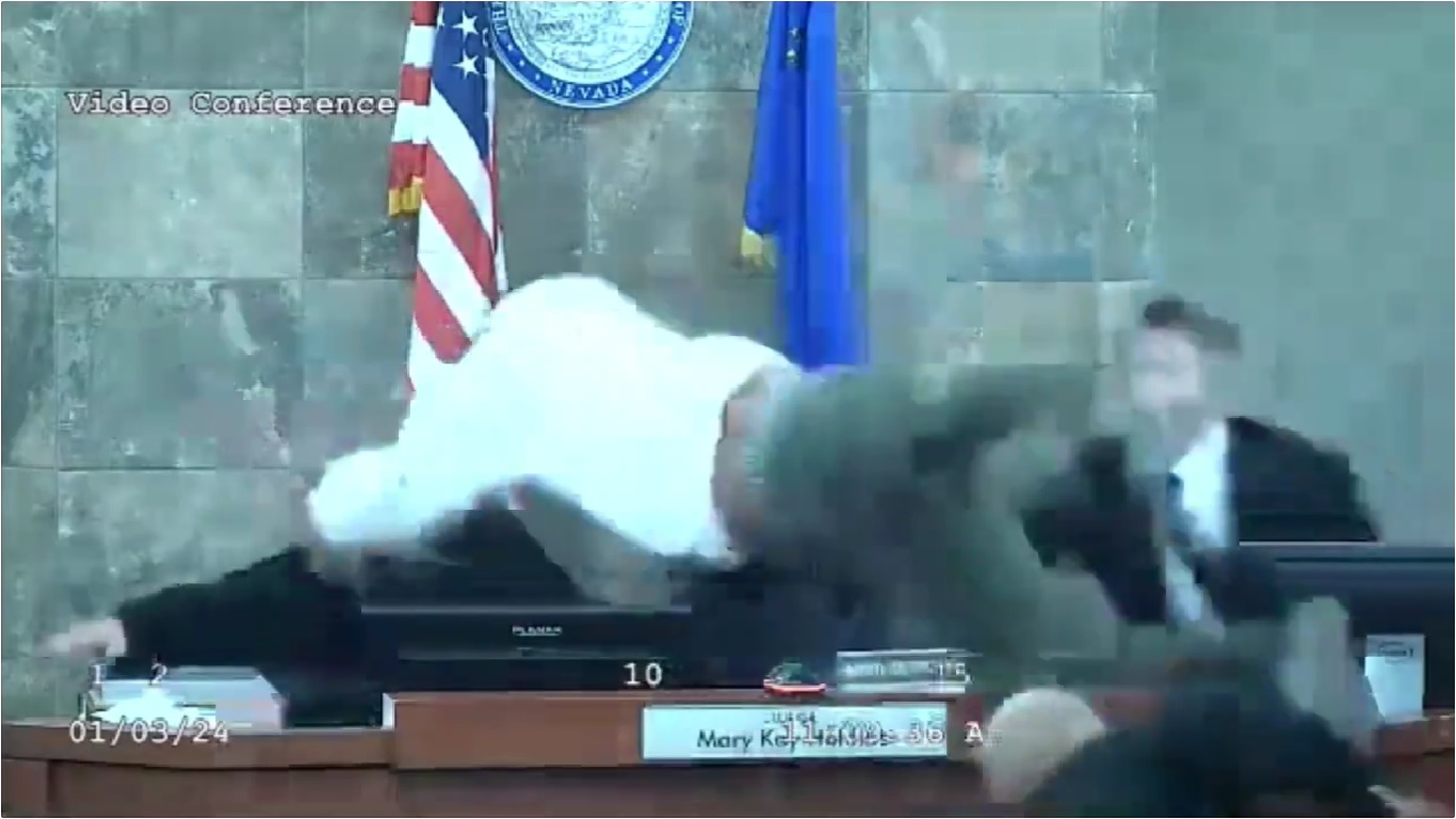 Momento en que un convicto se abalanza sobre una jueza en Nevada, Estados Unidos.