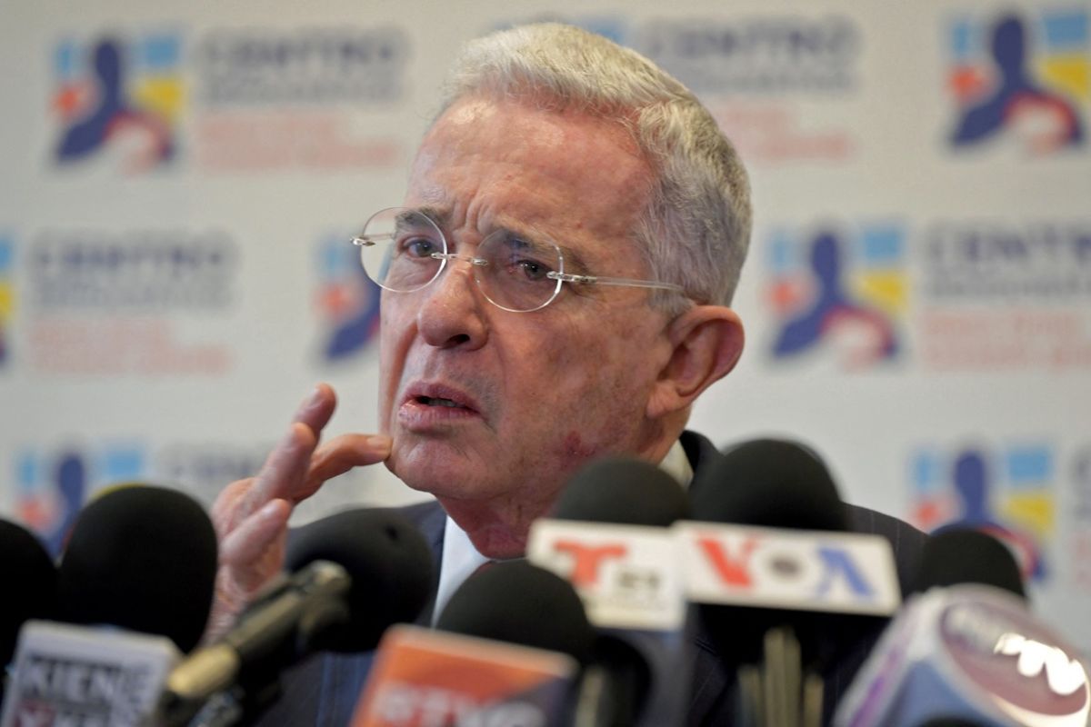 Foto de Álvaro Uribe por juicio en su contra 