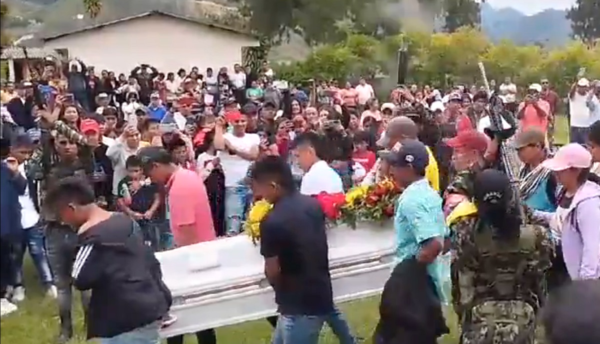 Disidencias Farc, que disparando al aire en funeral delante de comunidad en el Huila