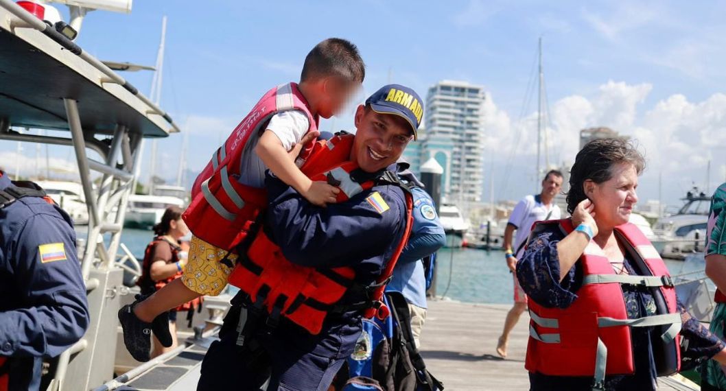 La Armada Nacional rescatando a los turistas de una lancha que se hundió en el Parque Taryrona, con niños a bordo