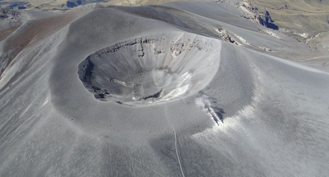 Toma aérea del volcán Puracé de Cauca, que, similar al nevado del Ruiz, aumentó actividad sísmica y está en alerta amarilla