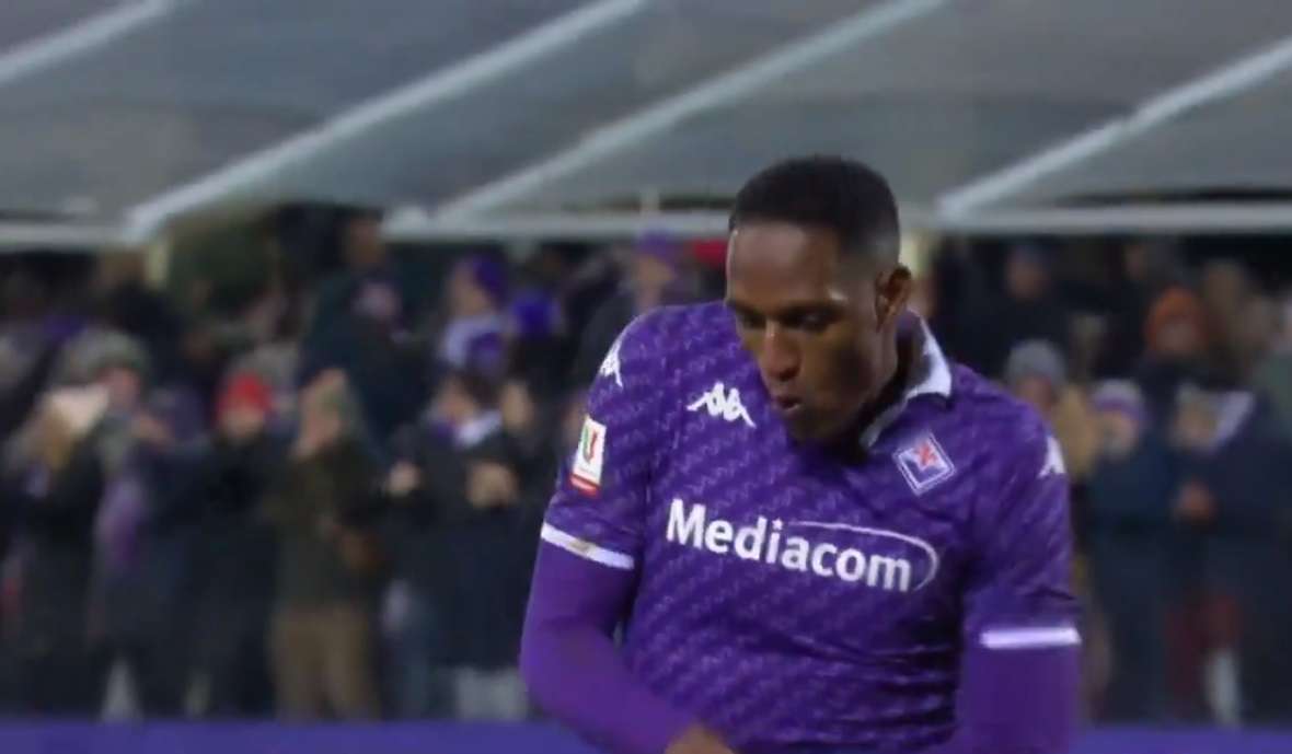 Foto de Yerry Mina, en nota de que el defensa volvió en Fiorentina en Italia, metió penal y bailó en vuelta (video)
