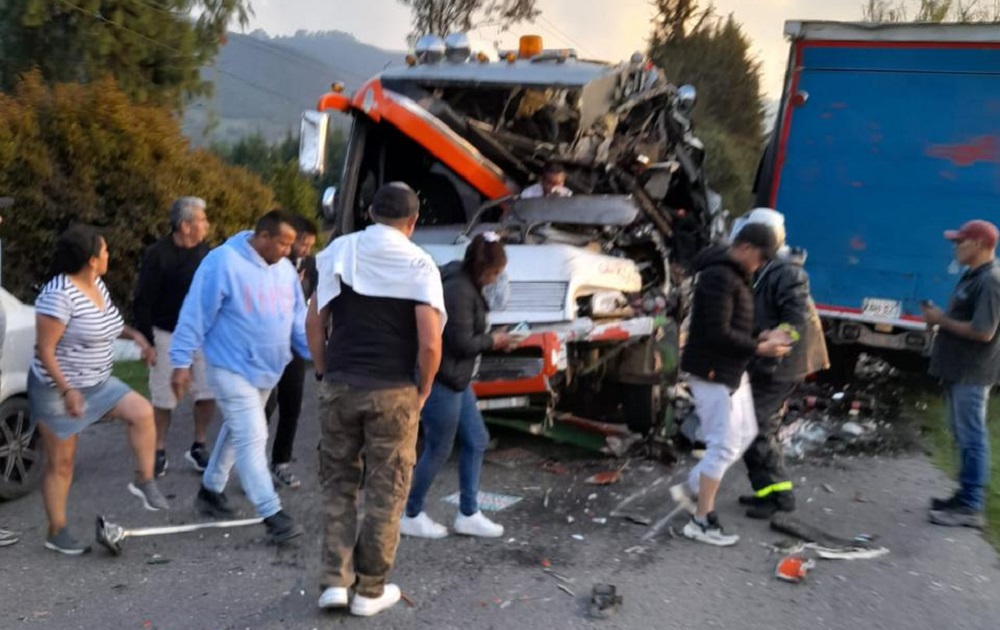 Bus intermunicipal que chocó con un camión este 9 de enero de 2024 en Subachoque, Cundinamarca.