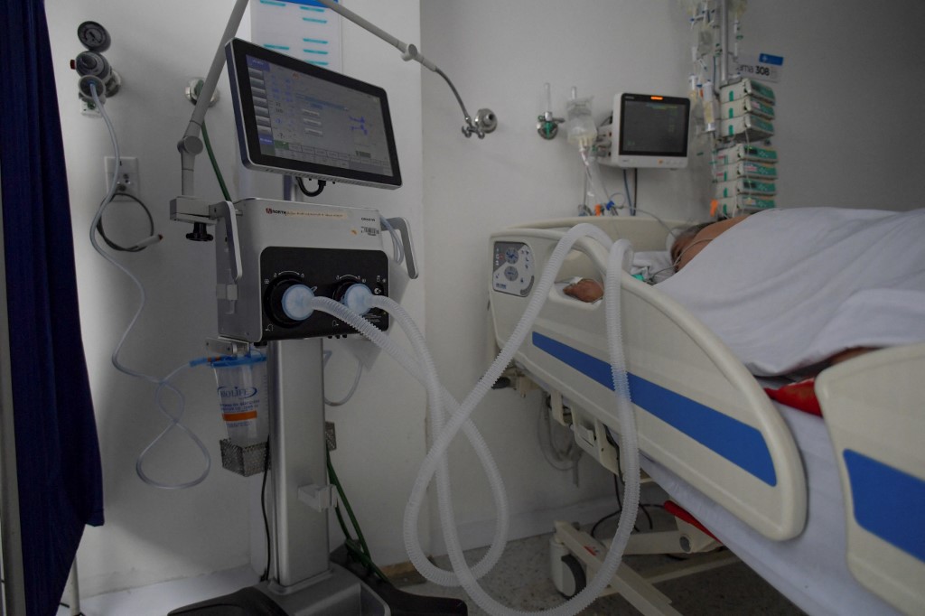 Imagen de un paciente de COVID-19 en una UCI de Bogotá durante la pandemia.