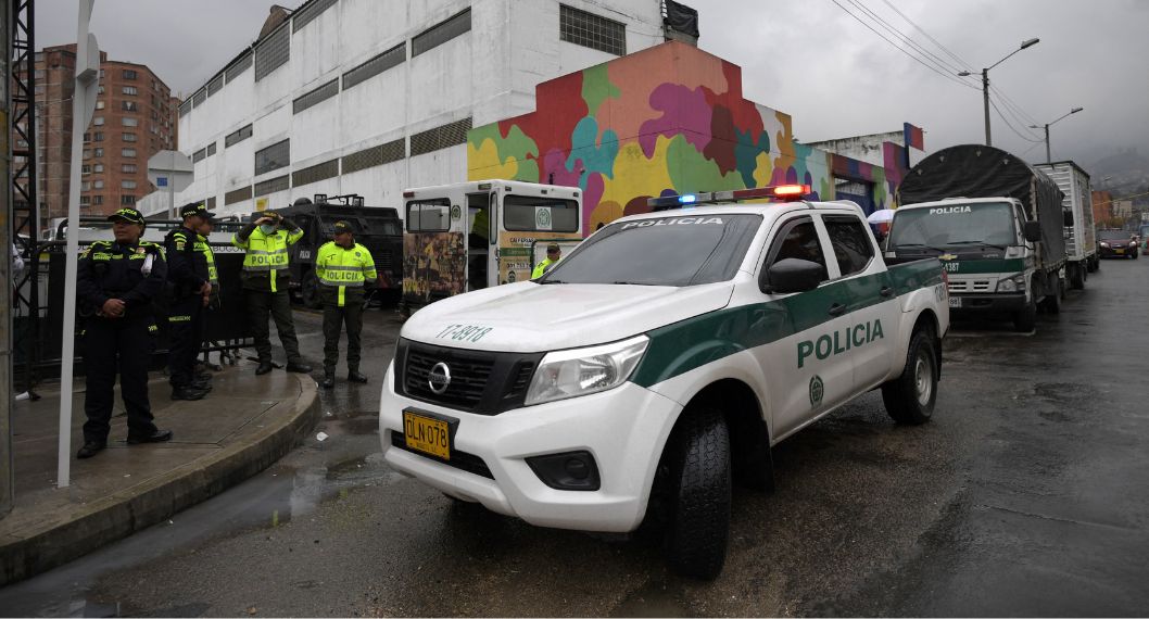 En Bogotá, un policía fue atrapado mientras participaba en un atraco. La comunidad fue quien lo detuvo 