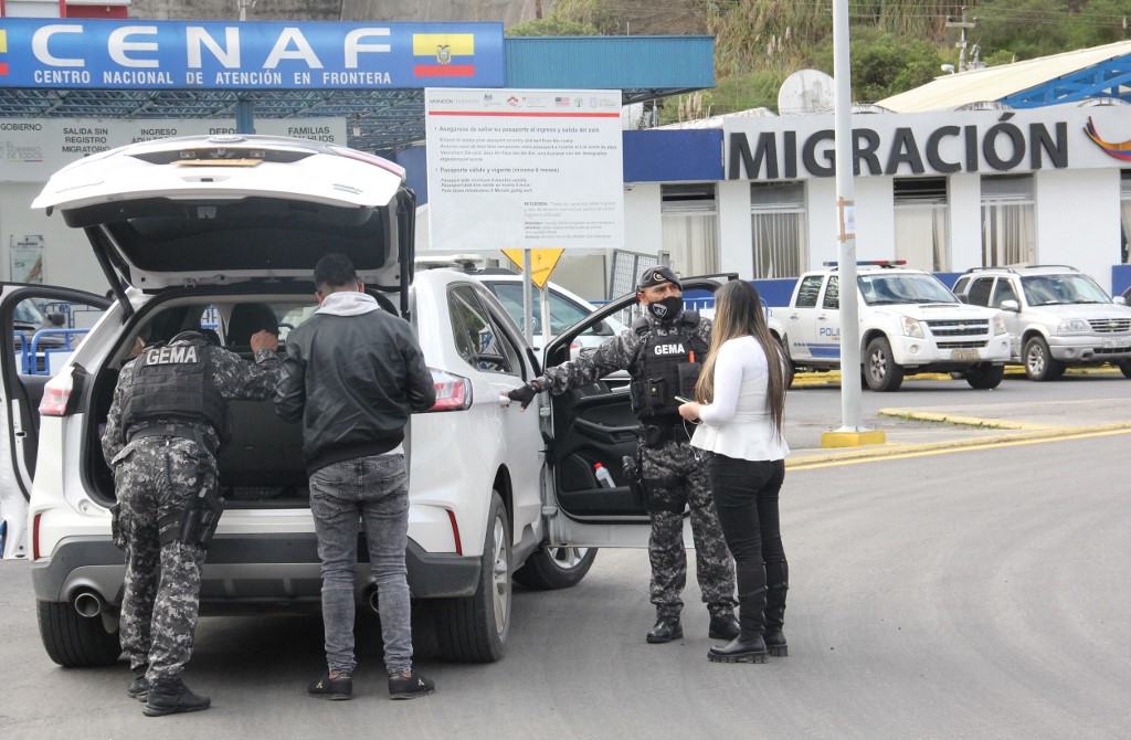 Agentes de migración en la frontera entre Colombia y Ecuador.