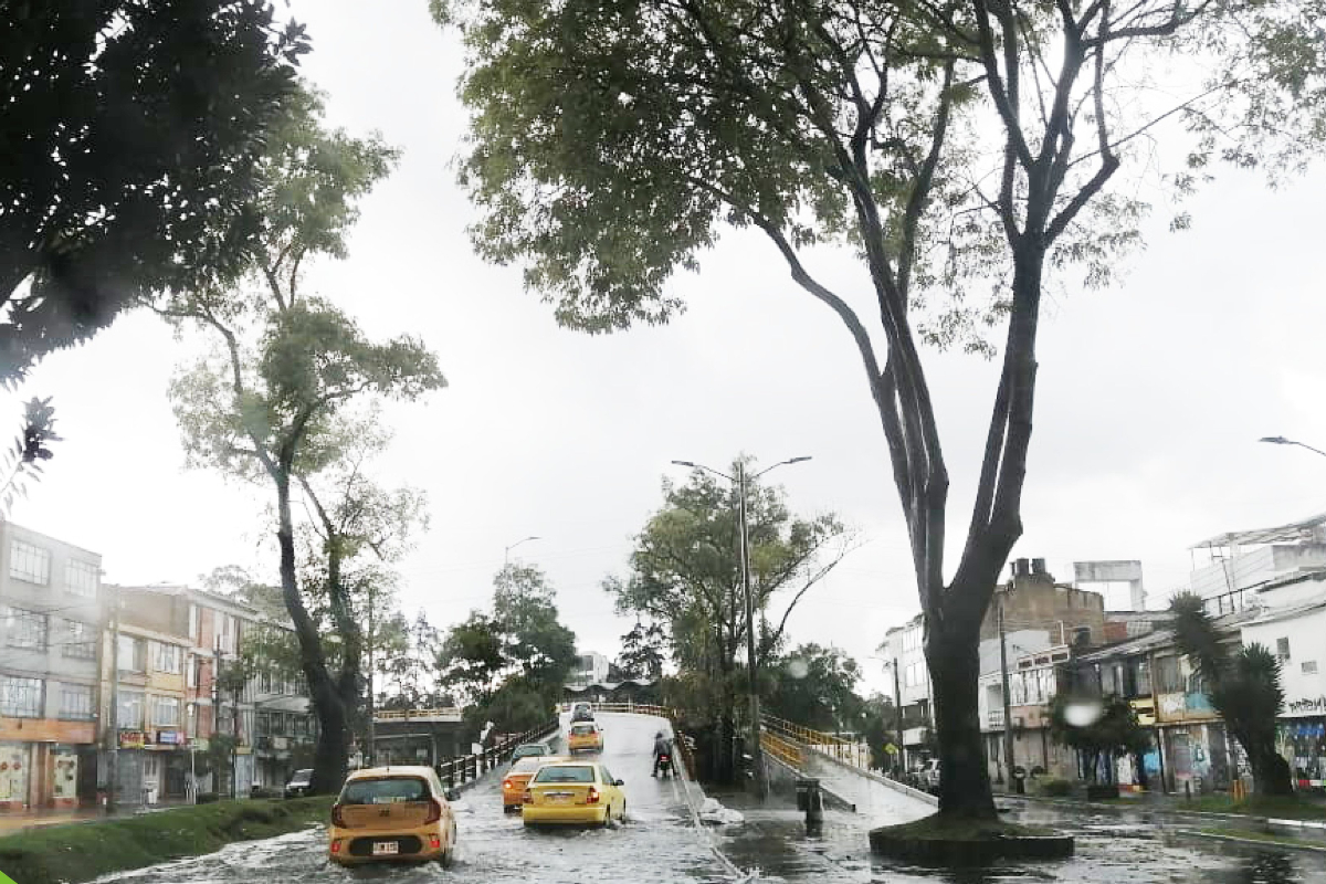Caos en Bogotá por aguacero que causó accidentes de tránsito en varias vías de la ciudad. Se reportan largos trancones por calles encharcadas. 