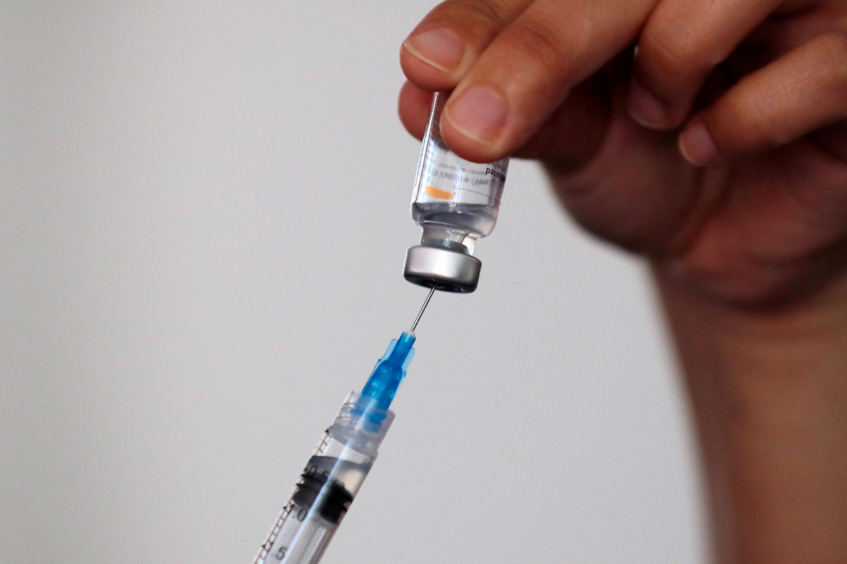 El laboratorio chino Sinovac suspendió la producción de vacunas contra el COVID-19, según informaron varios medios europeos. 