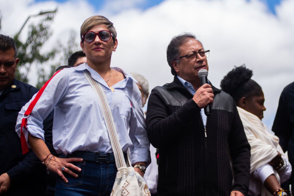 Foto de Verónica Alcocer y Gustavo Petro, por contrato en Presidencia de mejor amiga de la primera dama