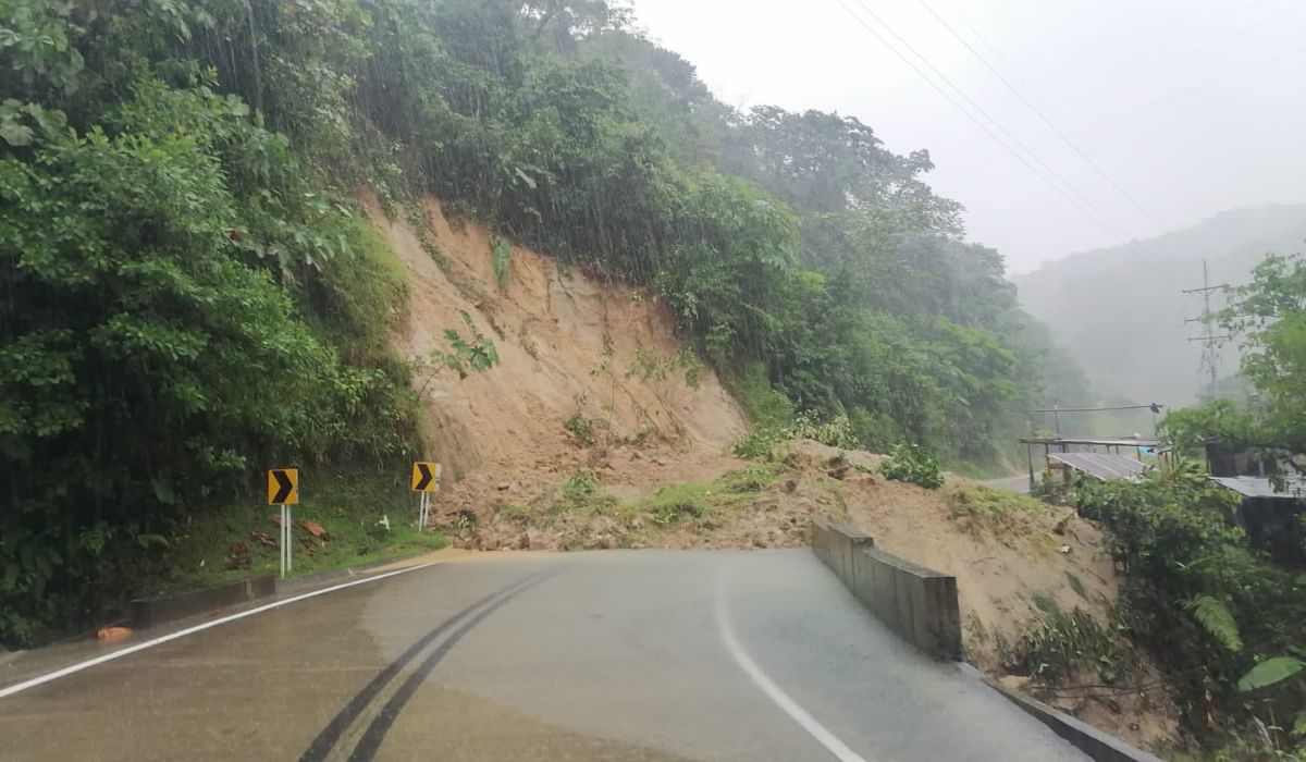 Cerrada vía que conecta a Medellín con Quibdó por deslizamiento con 40 muertos