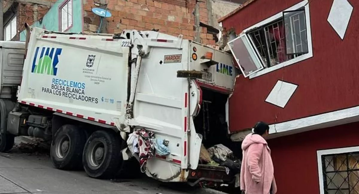 Noticias Bogotá hoy: camión de la basura se estrelló con una casa en el barrio Lucero, de la localidad de Ciudad Bolívar. No hay heridos.