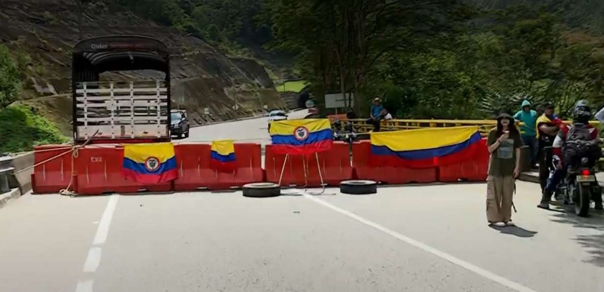 Foto de bloqueo en Cundinamarca, en nota de cierre en vía al Llano desde Bogotá tiene a conductores trancados más de 12 horas