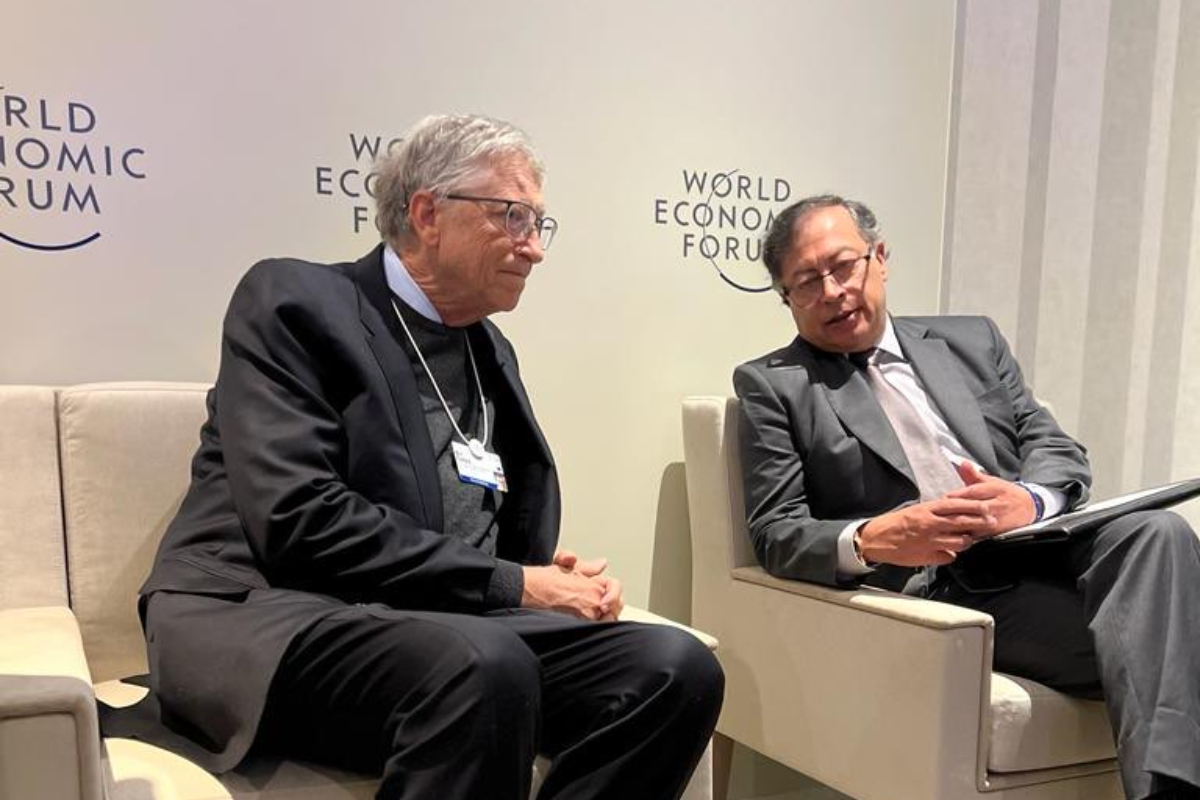 El presidente Gustavo Petro chicaneó foto con Bill Gates y hasta lo puso a hablar de inteligencia artificial. El mandatario se encontró con él en Suiza. 