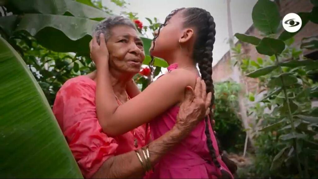 Shaira, niña vallenata de 'La voz kids', con su bisabuela./ Captura de pantalla 'La voz kids'