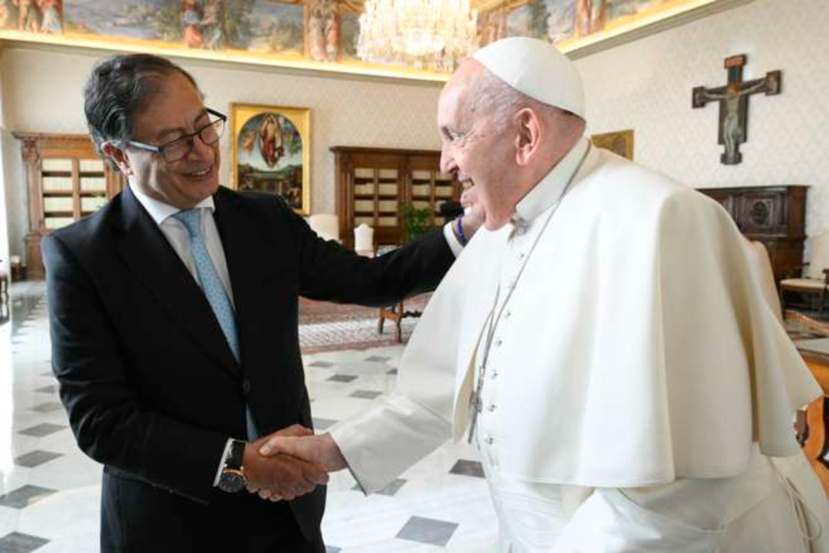 Gustavo Petro se reunió con el papa Francisco en El Vaticano, le habló de "paz total" y de violencia en Colombia. Fue por 40 minutos. 