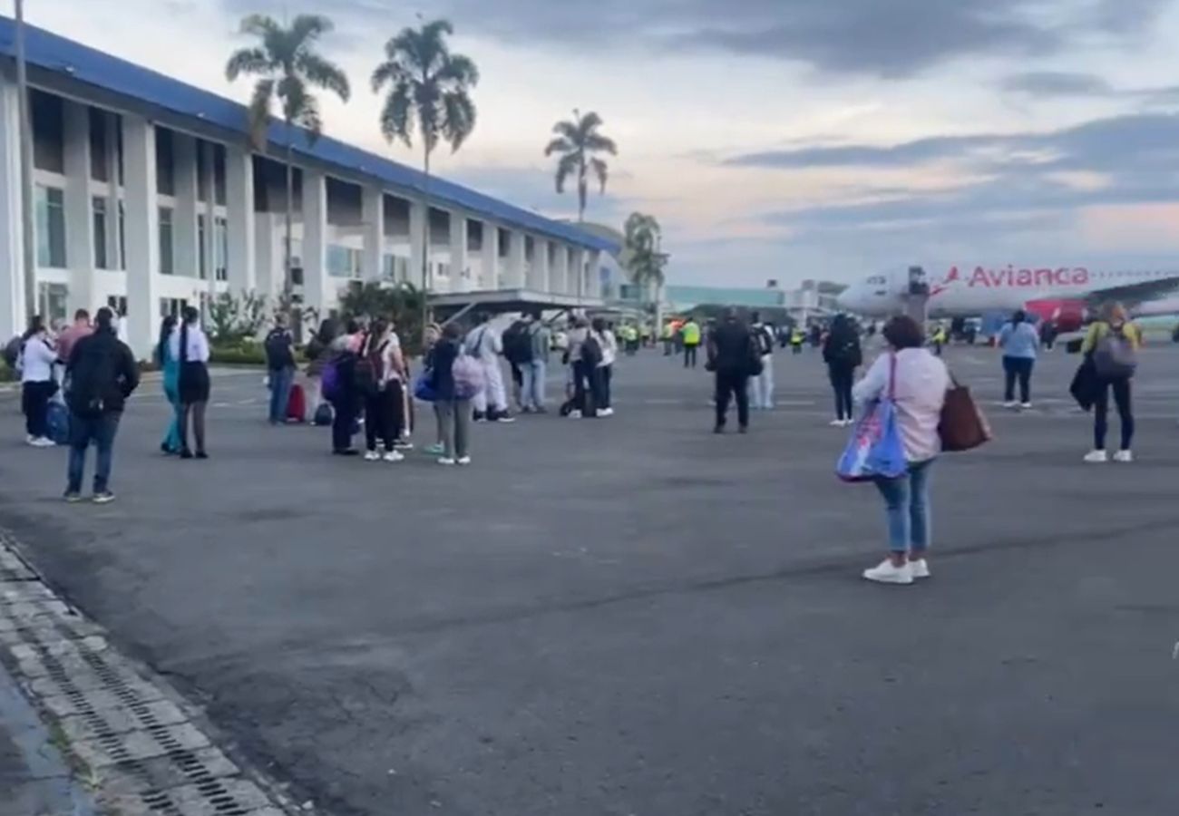 Temblor en Colombia hoy: pasajeros de aeropuerto de Armenia fueron evacuados. Todos estaban reunidos en la pista de la terminal aérea. 