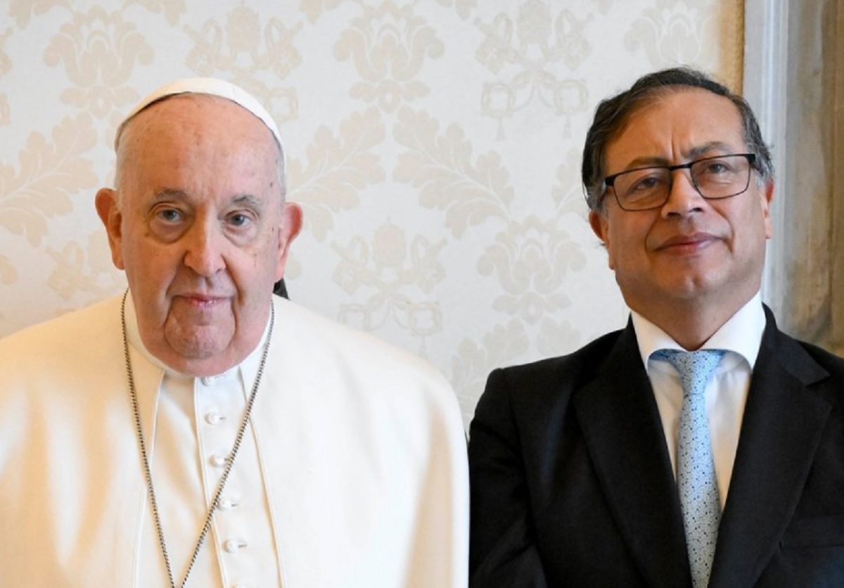Gustavo Petro y qué le regaló al papa Francisco hoy en el Vaticano