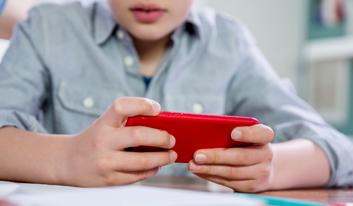 La mejor edad para darle un celular propio a un niño es entre los 10 y 11 años, para que no tenga problemas.
