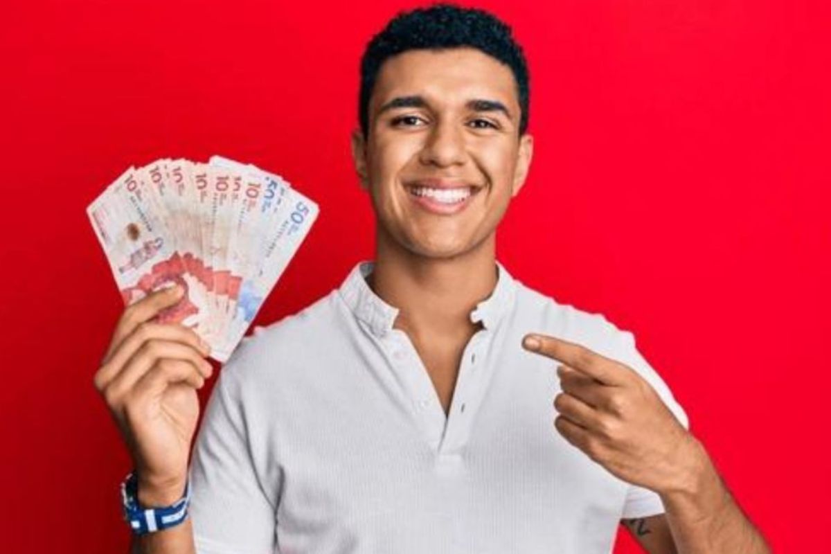 Foto de persona con dinero, por pago de cesantías en Colombia 2024