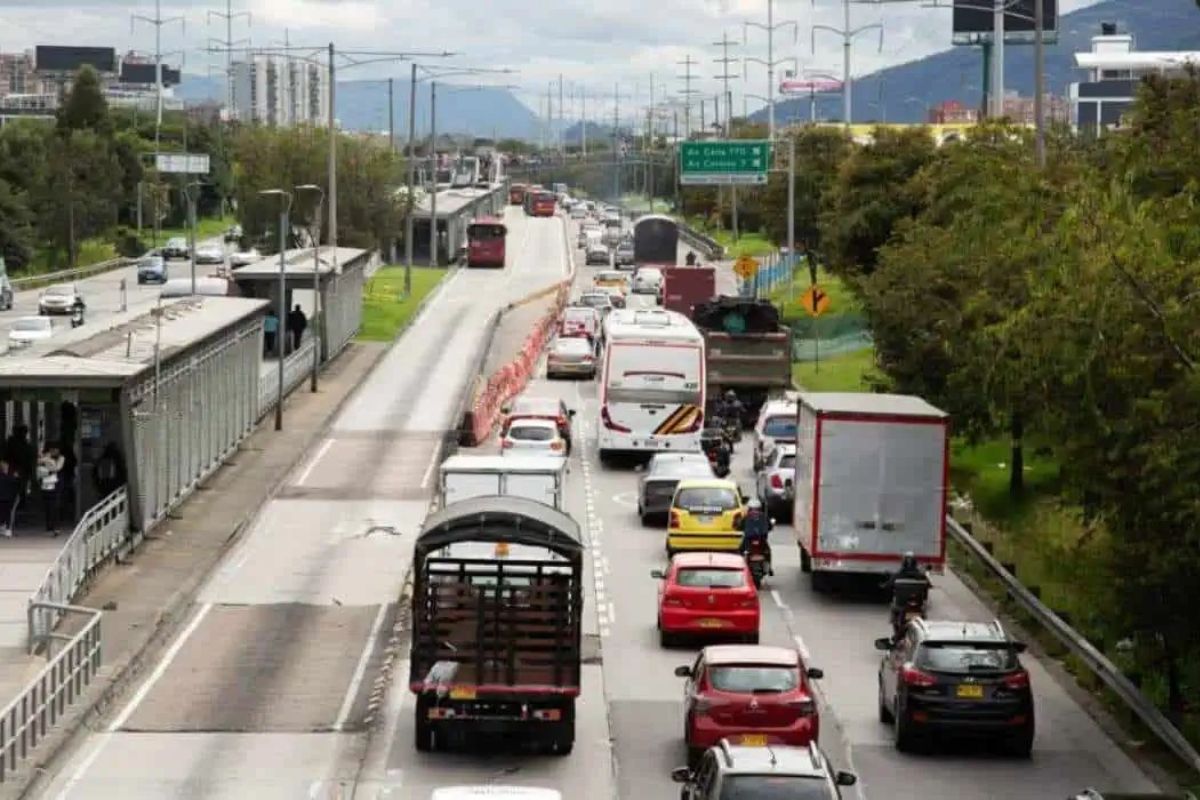 Foto de Autopista Norte en Bogotá, por multa por invadir carril exclusivo para rutas escolares