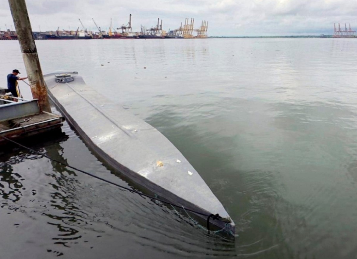 En Colombia y Ecuador, las autoridades de cada país, lograron interceptar dos narcosubmarinos con varias toneladas de droga. Capturaron a 3 colombianos.