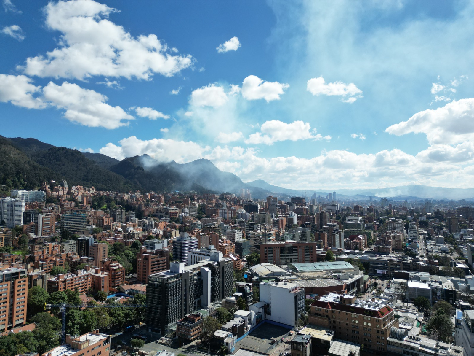 Incendio en Bogotá podría afectar las operaciones del Aeropuerto El Dorado, alerta Aeronáutica Civil.