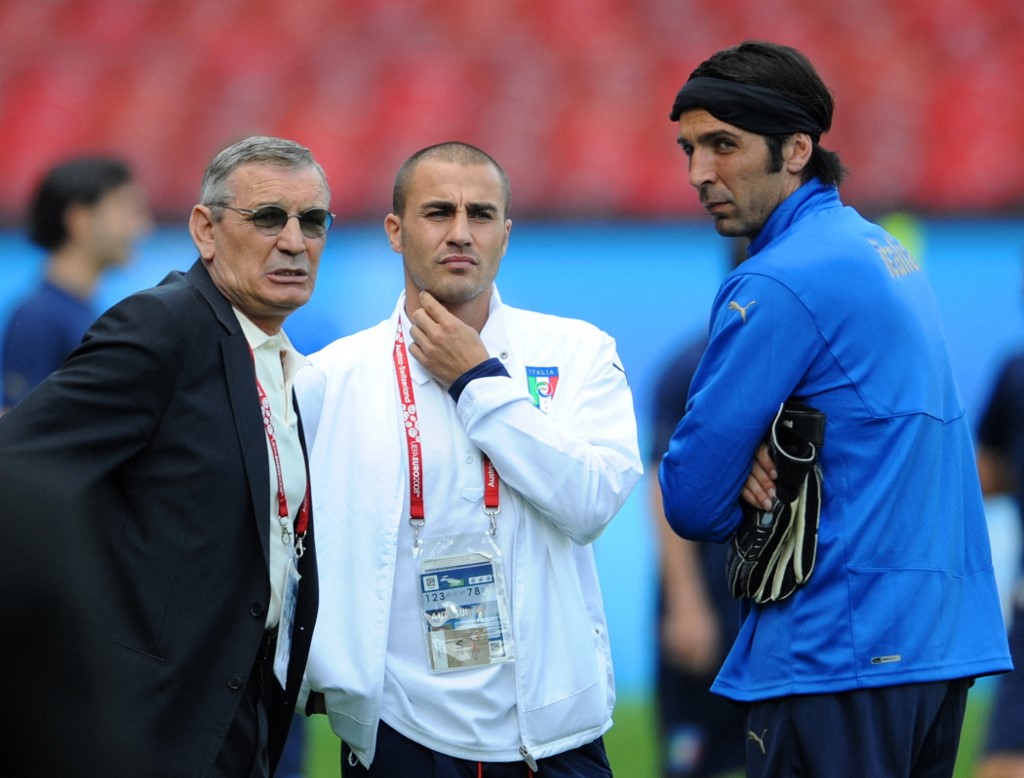 Luigi Riva (izquierda), con Fabio Cannavaro (centro) y Gianluigi Buffon (derecha) durante su gestión en la Nazionale Italiana.